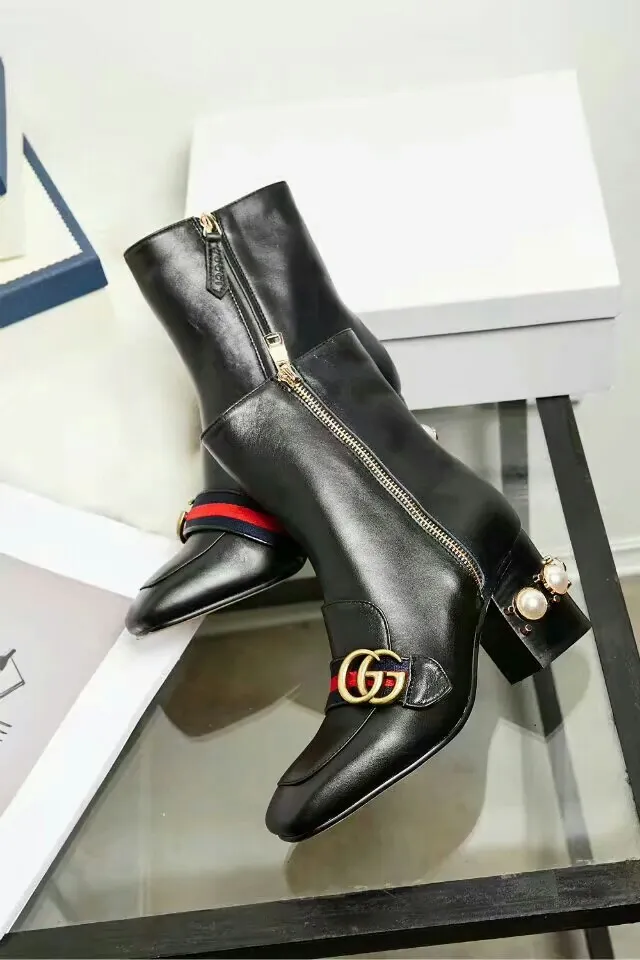 👟👟Ex-factory price 600👟👟 Gucci Milan international winter fashion catwalk style, synchronized with counters. Official website 1;1 customized. Top grain cowhide. All in sheepskin. Sheepskin feet with original GUCCI bronze solid double G barrel buckle. High-end atmosphere. The layered leather bag heel adds to the luxurious quality. Made of imported pearls, this model is 6 inches high and 30CM in circumference. Genuine leather zipper. Wear-resistant and thickened anti-slip brand outsole. Heel height 7.5cm, welcome to the sale pictured above. black,. 35-40 yards. . There are pearls (41 made to order, no exchange or return)